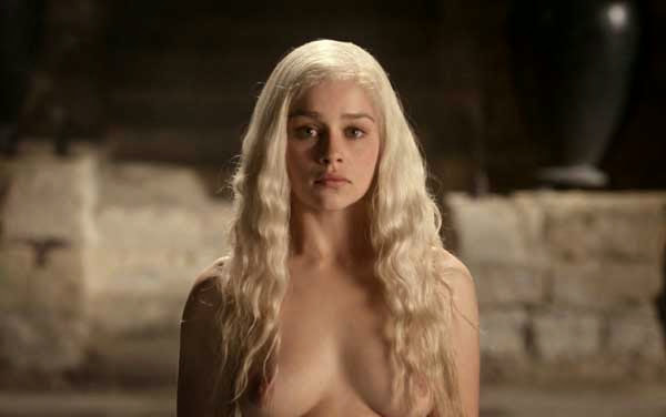 Emilia Clarke, desnuda