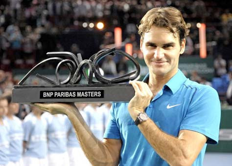 Roger Federer levantando trofeo