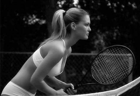 Bar Refaeli, jugando al tenis