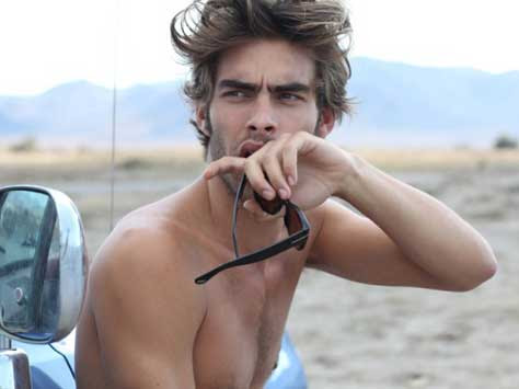 Jon Kortajarena, desnudo