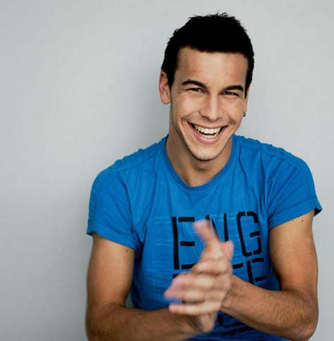 Mario Casas, cantando