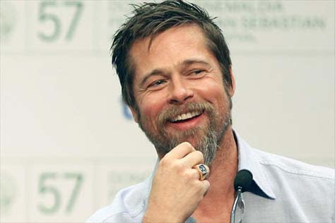 Brad Pitt sonrie