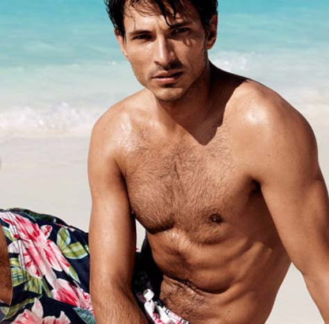 Andrés Velencoso, en la playa