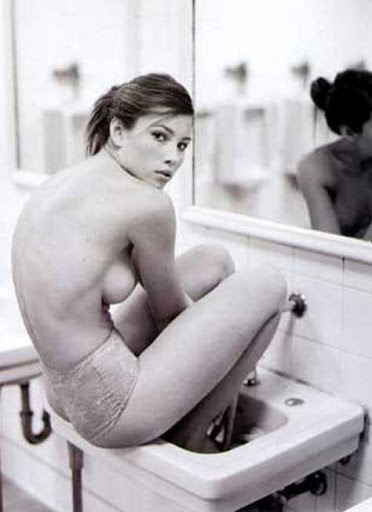 Jessica Biel en bragas sobre el lavabo