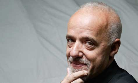 Paulo Coelho posando
