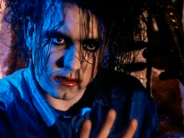 Robert Smith en el videoclip del Lovesong The Cure