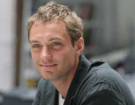 Jude Law sonriente