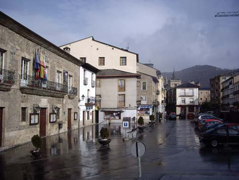 Villafranca del Bierzo, Ayuntamiento, Teatro Villafranquino y Plaza Mayor