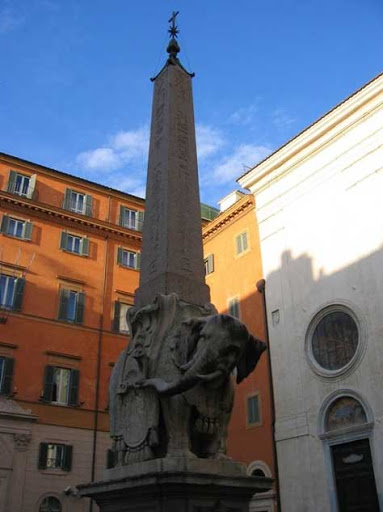 El elefante con el obelisco a cuestas
