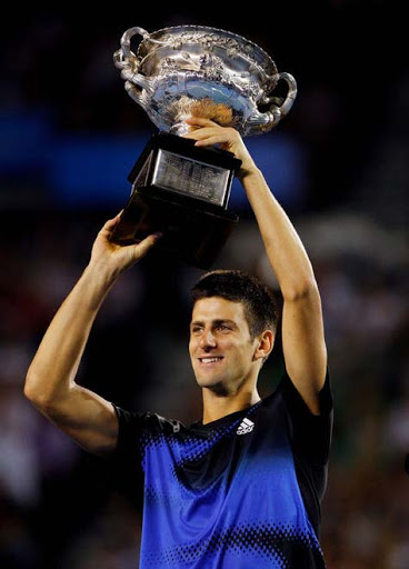 Novak Djokovic levantando trofeo