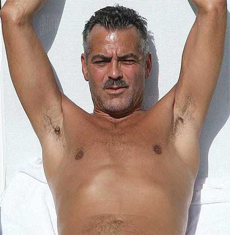 George Clooney tomando el sol