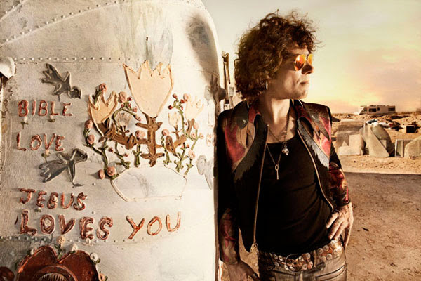 Enrique Bunbury en una foto promocional de su disco Palosanto