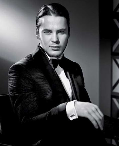 Taylor Kitsch, elegante