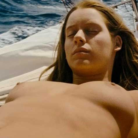 Manuela Vellés, desnuda en el agua