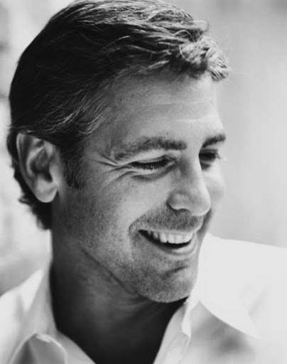 George Clooney sonrie