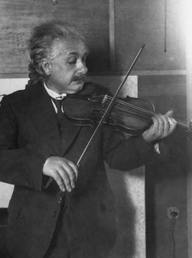 Albert Einstein, tocando el violín