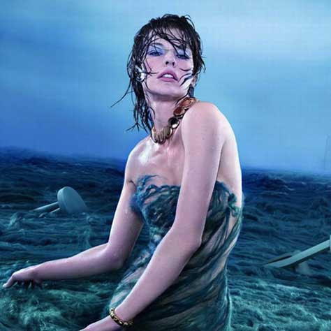 Milla Jovovich, en el agua