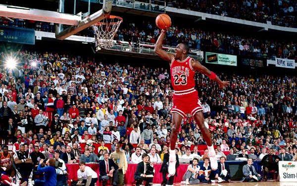 Michael Jordan volando