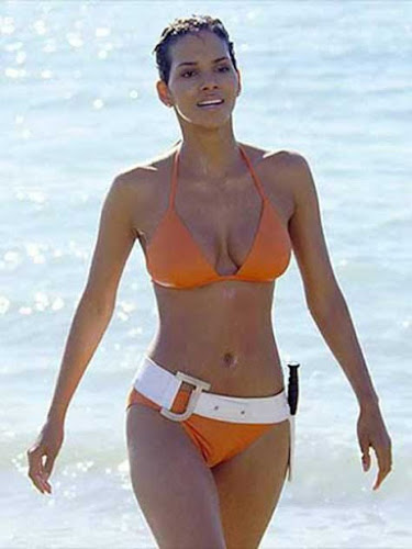 Halle Berry, en bañador