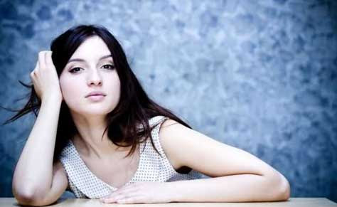 María Valverde, posando