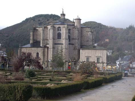 Villafranca del Bierzo, Santa Iglesia Colegiata de Santa María y Jardín de la Alameda