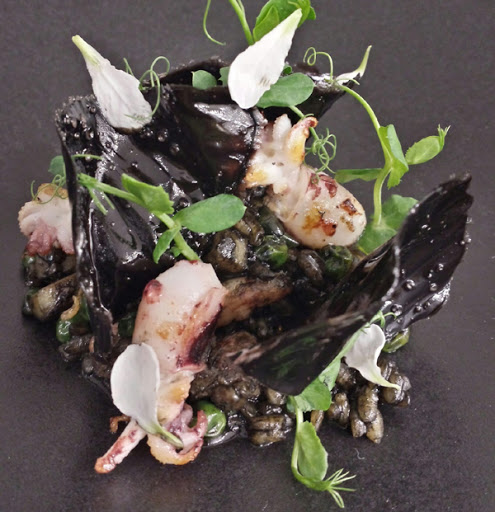 Arroz negro con sepieta y guisantes