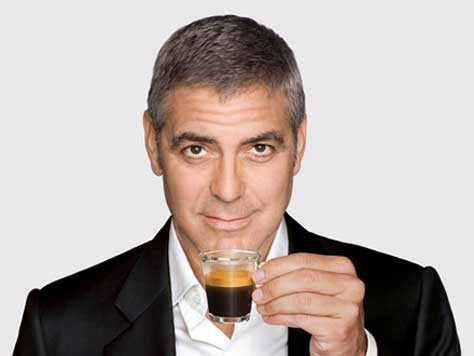 George Clooney tomando cafe