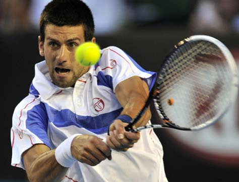 Novak Djokovic golpeando a la bola