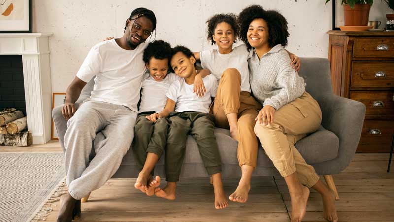 Familia en el sofá