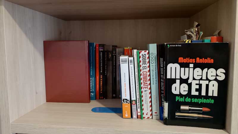 El libro 'Mujeres de ETA. Piel de serpiente' en la librería