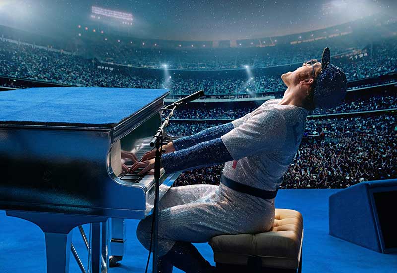 Taron Egerton interpretando a Elton John en Rocketman