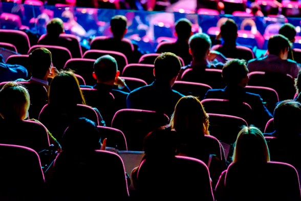 10 servicios clave para organizar una conferencia o mesa redonda profesional con alquiler de sonido, televisores y pantallas LED en Barcelona e Ibiza